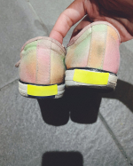 今回ピカッと反射ラベルのイエローを使ってみました。最近は暗くなるのがすごく早くなってきましたね。公園で遊んでて帰りには真っ暗に。迎えに行くとどこにいるんだろうって探してしまいます。なので靴と乗&hellip;のInstagram画像