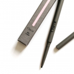 ・Chacott COSMETICS Gel Liner濃厚な美しい発色で、しなやかな芯を持つジェルライナー。速乾性と耐久性に優れ、こすれにも強く映えるアイメイクへ。舞台メイク&hellip;のInstagram画像