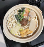 お水がいらない冷凍食品の鍋焼きうどん🍲*火にかけるだけ🔥*好みで卵追加しちゃったけど😋*海老、ツミレ、蒲鉾、ほうれん草、白菜、油揚げ、椎茸、麩などなど盛り盛り入っていてコレすん&hellip;のInstagram画像