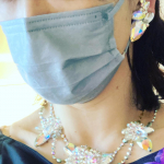 なんて肌心地のよいマスク！😍しかもおしゃれグレー。（グレーもいろいろある🤓）競技ダンスをしています💃マスクがマストな今、ドレスやウエアにあわせて、どんどん不織布マスクを消費中✋🏻&hellip;のInstagram画像