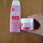 エッセンスローションリフト✨とろりとしたテクスチャーでべたつきません🎵化粧水と乳液がこれ1本で🤗ボトルタイプでパシャパシャ使えます🤞クリームモイストリフト✨冬の乾燥が気になる季&hellip;のInstagram画像