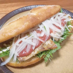 サバサンドに欠かせないというレモンとレタスを梅と水菜にした和風サバサンド。バゲットの断面をフライパンでバター焼き&darr;オリーブオイル馴染ませた生サバをフライパンで両面こんがり焼く&darr;水菜・マヨネ&hellip;のInstagram画像