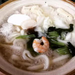 『キンレイさんの鍋焼うどん』頂きました✨一人用土鍋にピッタリ。コシもあってﾓﾁﾓﾁ。お出汁も具材のうまみがしっかりでております。お鍋にポンと入れるだけ。楽チンすぎる。ごちそうさまでした😋&hellip;のInstagram画像