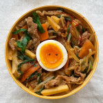 11/29こんばんは☀️今日は「いい肉の日のプルコギ丼弁当」です🥓🍖🐂今日のメニューは事前に決めてあったのですが野菜室のパプリカもにんじんも使われててなぜか乱切りで茹でてあった人参だけ&hellip;のInstagram画像