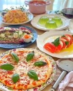 今日は輸入食品をお届けしてくれる富士貿易（@fujitrading_ihq ）様のヴァルピザの#マルゲリータ です🍕焼き上がりに自家栽培のバジルを添えました♪実は主人の実家へ行った&hellip;のInstagram画像