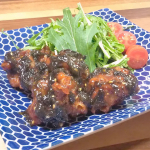 鶏唐の梅のり和え。和えダレの作り方は簡単で材料３つ。みりん(大さじ４)を１分間沸騰させる&darr;韓国フレーク海苔(大さじ３)をみりんによく馴染ませる&darr;ねり梅(大さじ２)を加えてよく混ぜて完成！&hellip;のInstagram画像