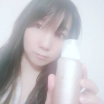温感炭酸美容液、プラスエアイズを使ってみました！こちらは、天然炭酸&times;発酵の力で7つのケアを一気に叶えてくれます❤使う時は、音が鳴るまで上下にふって頭部を上にしてムースを出し気になる場所&hellip;のInstagram画像