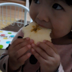 リンゴ輪切り、ASMR#りんご #咀嚼音 #asmr #リンゴ輪切り #2歳 #次女 #マミーポコパンツ#オーシャンプリンセス #モンマルシェ #クリスマス #缶詰 #高級 #贅沢 #mo&hellip;のInstagram画像