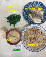 夜ご飯です🥰食べ盛りの子供もいるのでお魚お肉両方出したりします。豚汁にはお野菜キノコもいっぱい入ってます。玄米酵素ハイ ゲンキ スピルリナも取り入れて不足しがちな栄養も補っています🥰&hellip;のInstagram画像