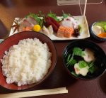 .少し前に結婚記念日で、美味しいお刺身定食頂きました♪ご飯の量は多かったけれど、美味しすぎてペロッと食べちゃいました。お刺身の素敵な盛り付け方、勉強になります‼︎#新座市#島田&hellip;のInstagram画像