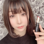 ▽久々に暗めの髪色☺前回はオレンジブラウン系だったけど、今回は段々と紫みを感じられるカラーにして貰いました✌自撮りしないと撮り方忘れちゃうね😂現在、エポラーシェさんの無添加リップをお試し中&hellip;のInstagram画像