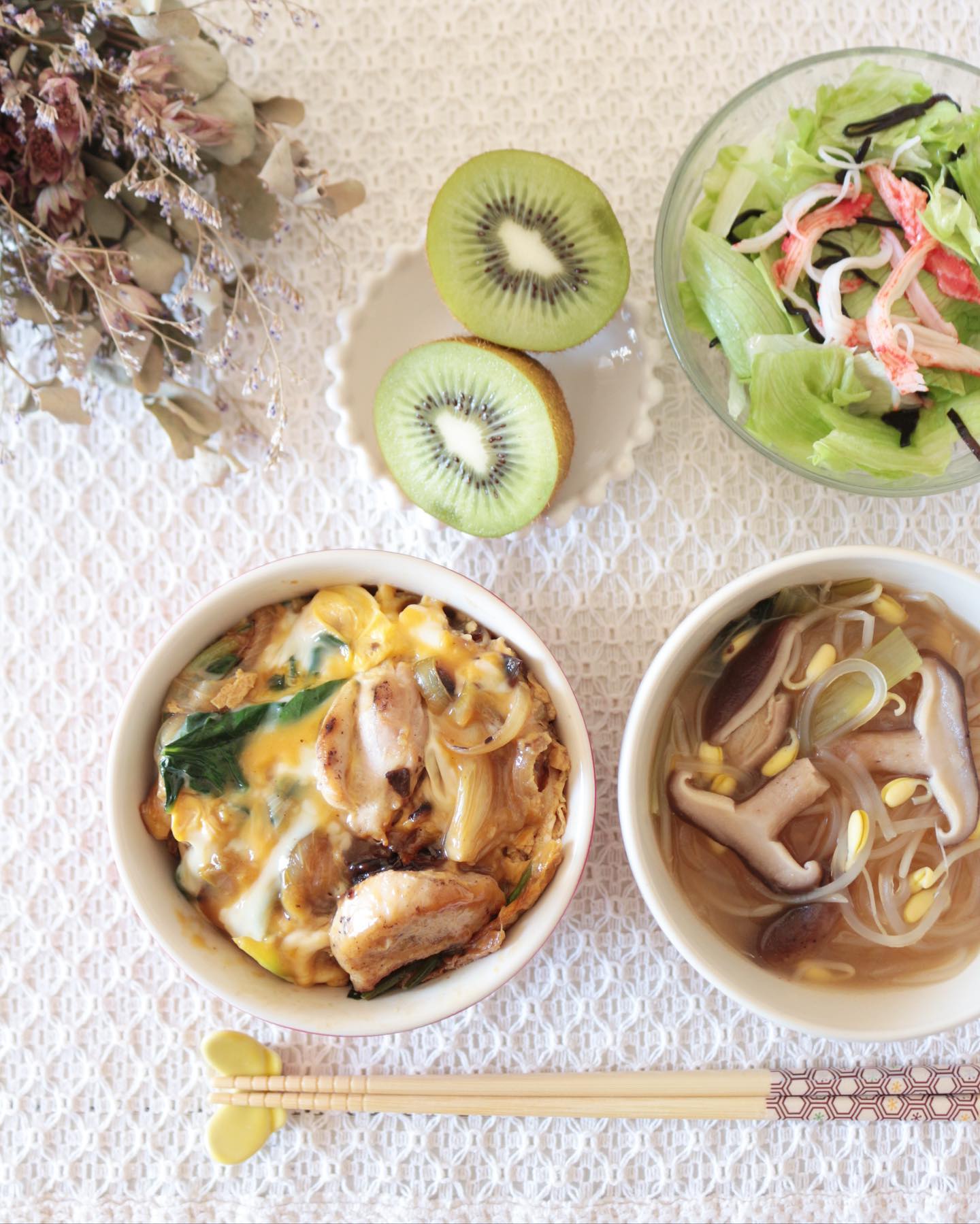 口コミ投稿：*.けさのごはん.｡.❁とりあえず冷蔵庫のもので、親子丼とスープ、サラダに🥝親子丼作っ…