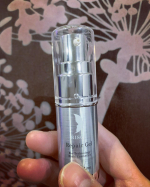 リペアジェルオールインワン美容液です。使ってみました。コラーゲンをサポートするコメ発酵生命体とビタミンC生命体が配合されているそうです。　　パール大くらいの量で、本当に顔全体潤うのか疑問だ&hellip;のInstagram画像
