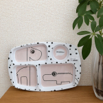 *#donebydeer の可愛い食事プレート🍽バランスよく盛り付けできて適度な深さが使いやすそう✨食事にムラがある娘も喜んで食べてくれそうです🧸#donebydeer_japan&hellip;のInstagram画像