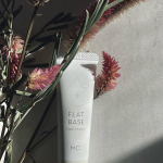 乾燥の季節に気になる小じわ。カバーしようとファンデを塗り込むと余計にシワが目立ち、どうしたらいいの〜😂となってたときに見つけたコチラ。＠MAKECOVER_grMCフラットベース&hellip;のInstagram画像