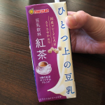 『ひとつ上の豆乳』紅茶味を飲んでみた^ ^無調整豆乳は毎日飲んでるけどそのままでは味が無理なので(ｰ ｰ;)スティックコーヒーやスープを溶かして味をつけて飲んでるから、大体そんな豆乳の主張が強&hellip;のInstagram画像