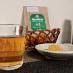 TIGER オーガニック 生葉ルイボスティー生葉って初めて飲みました！あえて発酵をとめて仕上げているんですって。色も赤っぽくなく、透き通った黄金色でキレイ✨＼\ ٩( ᐛ )و /&hellip;のInstagram画像