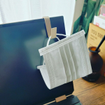 外した時に困る😷マスク置き場の悩みを解消！【抗菌 マスクハンガー】のご紹介です。こちらスエード生地の中に曲げ戻りしにくい芯材が入っているので、どこでも簡単に折り曲げてフックが作&hellip;のInstagram画像