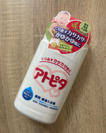 モニター当選したアトピタの入浴剤をお風呂に入れてみました！綺麗なグリーン。でも底の方は透明になるので、4歳の子供は不思議がり、10ヶ月の子供はバシャバシャして大喜び❤️いつもお風呂&hellip;のInstagram画像