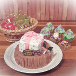 今年最初のクリスマスパーティー用スイーツ完成！今夜はキッズもいるメンバーだから見た目かわいい系で！デコレーションに懲りたい時はキット使って土台作る手間と時間減らすとスムーズ。今回使ったのはスポン&hellip;のInstagram画像