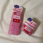 .乾燥肌の私にまたもや救世主登場🦸🏻&zwj;♂️🦸🏻&zwj;♂️これ1本で高保湿できて、弾力肌も手に出来るって🥺最高やん🥺🥺朝まで保湿されてて、お肌しっとりしていた😌神やんこれからクリスマ&hellip;のInstagram画像