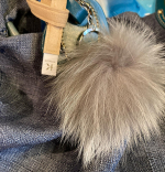 バッグ👜にシラっとつけたこちら。実は、、、！マスクフックホルダー🤗え？どれが？何が？どうやってって思いますよね😆これ。これは素敵な革小物っぽいけど、違いまして。&hellip;のInstagram画像