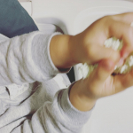 クリスマスの飾りつけ、終わりました？我が家はこれで遊びながら飾りつけも作っちゃいます🎄 にぎったりちぎったりくっつけたり 違う色を合わせて混ぜることもで&hellip;のInstagram画像