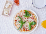 🍕我が家のオーブンぎりぎりサイズのビッグピザでおうちパーティー🎉年末なるとピザ食べたくなるよね♪「ヴァルピザ マルゲリータ」は本番イタリアからの直輸入で、原材料にもこだ&hellip;のInstagram画像