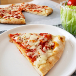 🍕😋おうちで簡単ピザランチ🎵ピザの女王マルゲリータ🍕👸✨とろーりたっぷりのモッツァレラチーズにさっぱりトマトソース＆バジルの香り♡冷凍のピザだけど 本格的でおいしー&hellip;のInstagram画像