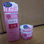 リニューアルされたピンクのピュアナチュラルをお試ししました！◎エッセンスローション（化粧水＋乳液）◎モイストリフト（保湿クリーム）の２つです。潤い満たしてハリつやのあるふっくら&hellip;のInstagram画像