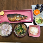 今日の#おひるごはん#サバの塩焼きいつも#雑穀米 だけど、今日のは#玄米雑穀 をお試し。炊飯時に入れるだけでいいタイプ。食感がプチっとして美味しかった🤤#おうちごはん#さば#サバ#鯖&hellip;のInstagram画像