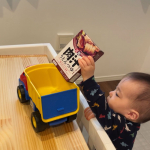 棚に乗っていたおもちゃを全部落として肉汁うどんつゆを配達中🚚《麺でおいしい食卓 肉汁うどんつゆ》をお試しさせていただきました🙌バタバタなワンオペ中にごはんを簡単に作れるのは&hellip;のInstagram画像