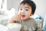 三度の飯よりママが好き！とは絶対言ってくれなさそうなあやちゃまです🤣.岩手県産のブランド米「金色の風」「銀河のしずく」300gの真空パックを食べてもらったらスプーン出す前から食べ出したよww&hellip;のInstagram画像