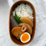 12/22おはようございます☀️今日は自分用おでん弁当です🍢笑食べ物の好みかなり渋め女子なのでおでんとか煮物とか大好きです( &uml;̮ )以前は母に教えてもらった大根だけ先にお米の&hellip;のInstagram画像