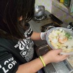 冷凍食品の寄せ鍋をいただいていたのでバタバタして準備時間がゆっくり取れないときの夕食にしました🤤パッケージを見ると調理がとても簡単なので試しに娘にお任せしてみました🎵袋から出して鍋に入れて火&hellip;のInstagram画像