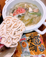 子供の英語空手のクリスマスパーティーのあと夜しか開かないアイス屋さんでご褒美アイス食べて9時ごろ電車のったらその電車が人身事故で2時間とじこめられ11時ごろ帰宅こんな時間ということを忘&hellip;のInstagram画像