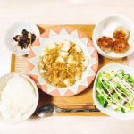 🍳\ 夜ごはん𓌉◯𓇋 /𖧧.｡.Menu⚪︎麻婆豆腐⚪︎焼き焼売⚪︎椎茸の昆布茶和え⚪︎ビーツのせサラダ実家から麻婆豆腐のお裾分け♫メイン作らなくていいと&hellip;のInstagram画像