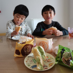 朝ごクリームパン🍞八天堂様に頂きました✨モニターをさせてもらいます✨♡抹茶は2種類&times;2♡カスタード2種類♡macaroni様とコラボの黒蜜きなこ味&times;2　♡マロン&hellip;のInstagram画像