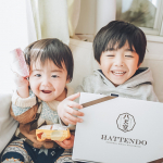 八天堂のお楽しみBOX前回2人ともめっちゃ喜んでくれたから年越し用に用意した&larr;今回はどんなお味かなー？と早速開けたらなんとミルクティー味が😭😍❤️ほら私、カルピスかミルクティー&hellip;のInstagram画像