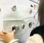 ・2歳3ヶ月👧よく上手に顔を描くんだけどこれ誰？って聞いたらママ！だって🥺💞嬉しくてオリジナルマグネットで冷蔵庫に貼って飾っといた✨赤ちゃん時代の写真でも作ったからもうこんなに&hellip;のInstagram画像