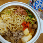 お鍋の〆には冷凍うどん✨子供達が最初から、おうどん食べたい派なのでカレー鍋に冷凍うどんをIN👍テーブルマークのさぬきうどんは最初から入れてもずっとコシの強い美味しいうどんを味わ&hellip;のInstagram画像