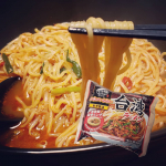 寒い日にピッタリ！なべやき屋キンレイ様のお水がいらない台湾ラーメンのご紹介です🍜こちら開封すると綺麗な3層構造外のフィルムを剥がしてこのままお鍋に入れて火を&hellip;のInstagram画像