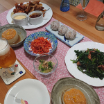 .おうち居酒屋・スティックチキン・里芋フライドポテト・ほうれん草とベーコンのバター炒め・やみつき金時人参・柚子みそ大根・水菜のおひたし・まん丸こにぎり・ビール実家の野菜 (大根&hellip;のInstagram画像