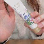 、🦋ハリーハリー大人のハンドクリーム🦋素敵なアイテムに出会った！ハリーハリーの大人のハンドクリーム。家事する様になって、酷かった手荒れが更に酷くなって痒いしヒリ&hellip;のInstagram画像