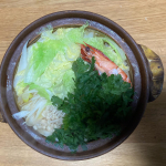 マルトモの「だし小鍋寄せ鍋つゆ」を使って、今夜はお鍋🍲鰹節屋さんが作った鍋つゆだから、かつおと昆布のだし感が半端ない❣️具材に鶏手羽と海老を使って、さらに旨味をプラス➕鍋の〆の雑炊が美&hellip;のInstagram画像