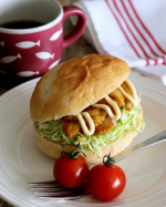 タンドリーチキンバーガー！😊正田醤油さまの、「冷凍ストック名人 タンドリーチキンの素」をモニターさせていただきました！ジッパー袋に漬け込みタレが入っています。切った鶏肉を入れ、モミモミして冷&hellip;のInstagram画像