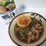 「鴨汁つゆ」..本かえしを使用し、鴨の上品な甘さと旨味を引き出したコク深いつけつゆです。.今回はこちらをつけつゆではなくかけつゆとして使って、鴨南蛮風そばを作りました✨..&hellip;のInstagram画像