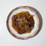 ・・・〜牛すじ煮込みカレー風味・・・・・・・・醤油ベースで甘辛く牛すじ煮込みました。普通に食べても美味しいんですが、お皿に盛り付けたら隠し味をかけて美味しさUP隠し味の&hellip;のInstagram画像
