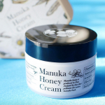 &hearts;生マヌカ蜂蜜が入った山田養蜂場の「マヌカハニークリーム」を使わせて頂いた。(40g 税込3,740円)マヌカはニュージーランドに自生し、「復活の木」と言わているそう。マヌカ蜂蜜は&hellip;のInstagram画像
