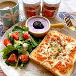 ・合食さんの『北の便り　紅鮭フレーク』を頂きましてトーストに乗せてアレンジして頂きました😋💓トーストにマヨネーズを塗り、紅鮭フレークを振りかけ上からチーズをかけて焼いたら美味し&hellip;のInstagram画像